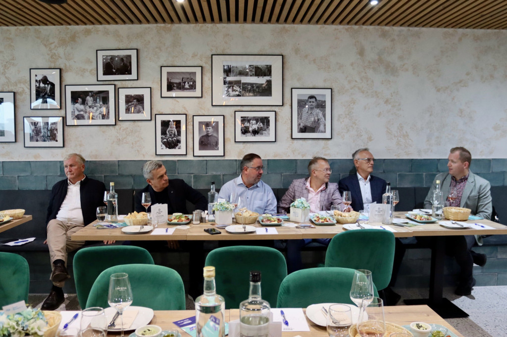 Megnyílt Magyarország legnagyobb borbárja, maga a Balaton!